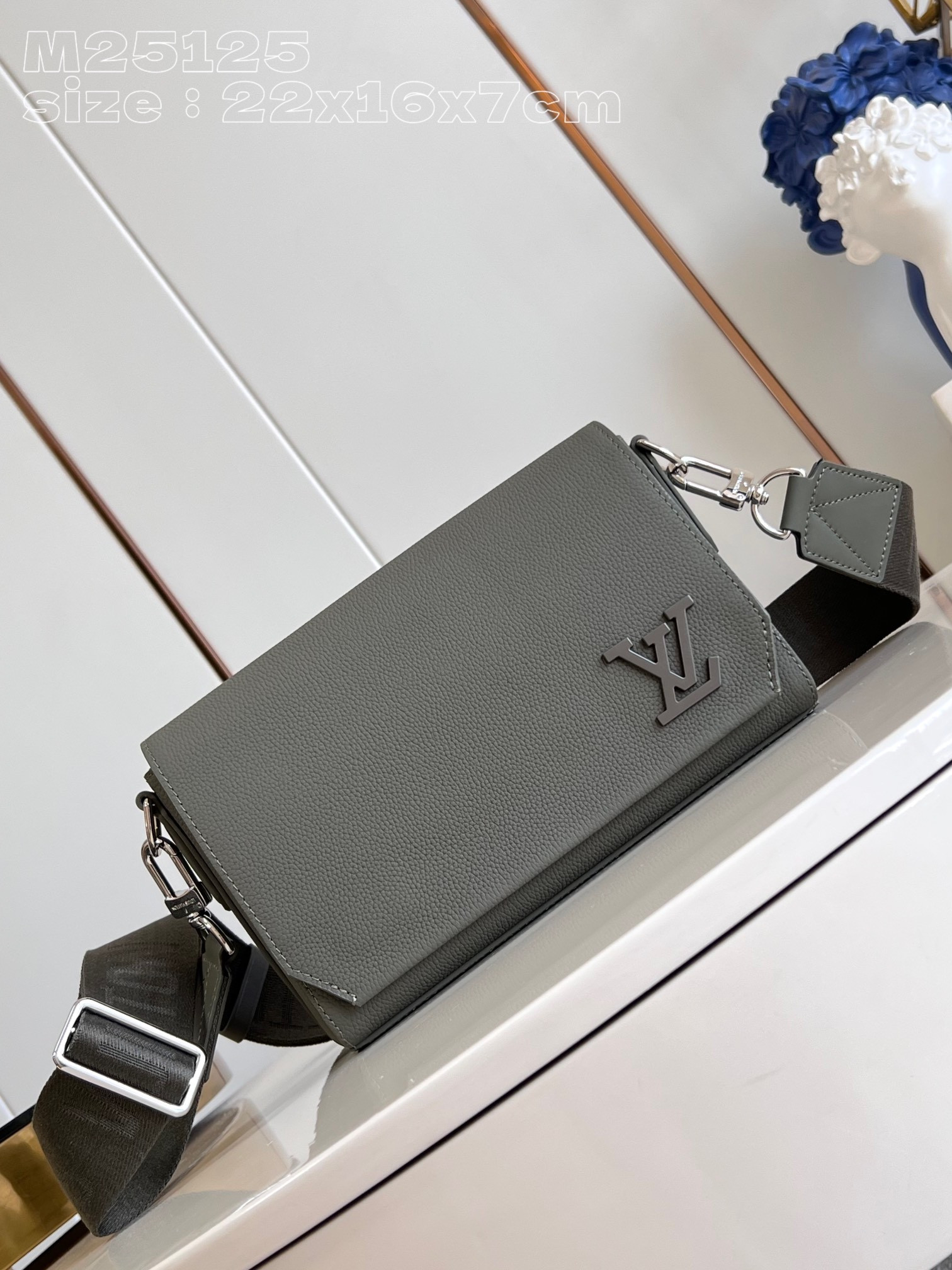 [FREE SHIPPING] LOUIS VUITTON Takeoff Messenger PM-22*16.5*7CM