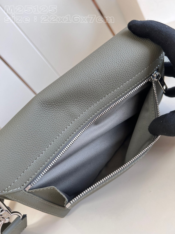 [FREE SHIPPING] LOUIS VUITTON Takeoff Messenger PM-22*16.5*7CM