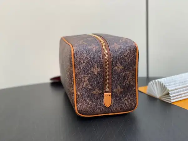 Repladies offers premium fake Louis bags at unbeatable prices. Our products are cheap because we focus on direct sales LOUIS VUITTON LOCKER DOPP KIT bag-23*13*12CM