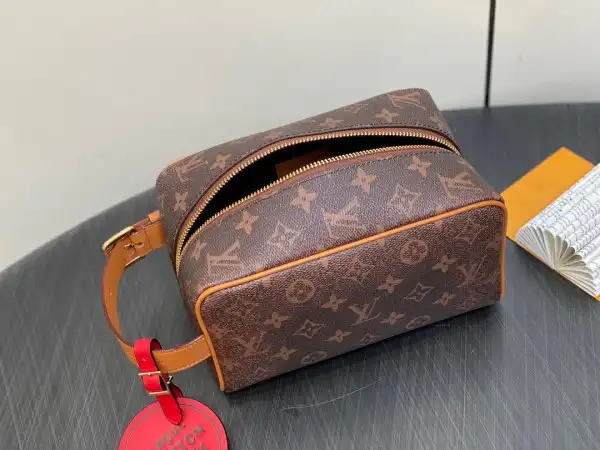 Repladies offers premium fake Louis bags at unbeatable prices. Our products are cheap because we focus on direct sales LOUIS VUITTON LOCKER DOPP KIT bag-23*13*12CM