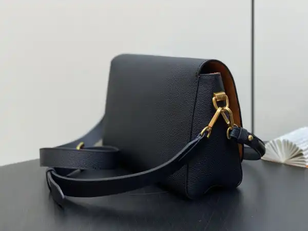 First bag ru LOUIS VUITTON Soft Twist-27*19*9CM