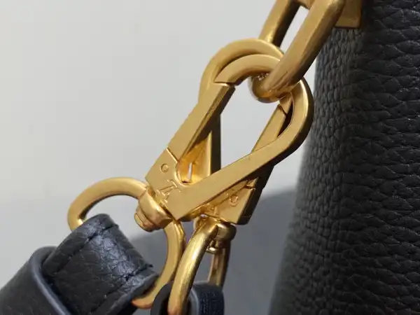 First bag ru LOUIS VUITTON Soft Twist-27*19*9CM