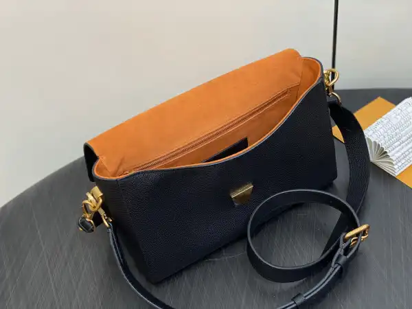 First bag ru LOUIS VUITTON Soft Twist-27*19*9CM