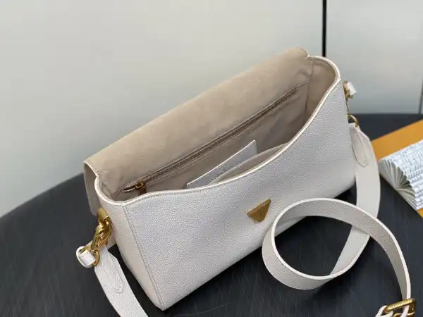 First bag ru LOUIS VUITTON Soft Twist-27*19*9CM