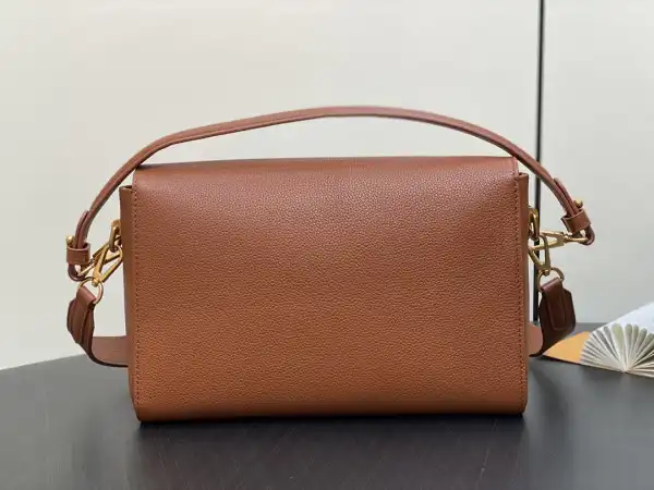 First bag ru LOUIS VUITTON Soft Twist-27*19*9CM