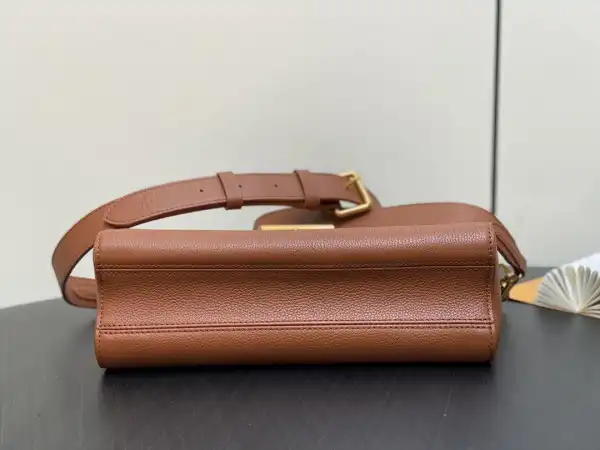 First bag ru LOUIS VUITTON Soft Twist-27*19*9CM