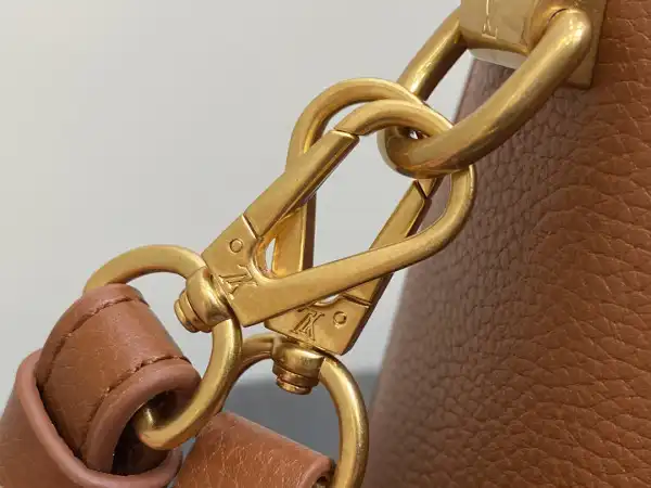 First bag ru LOUIS VUITTON Soft Twist-27*19*9CM