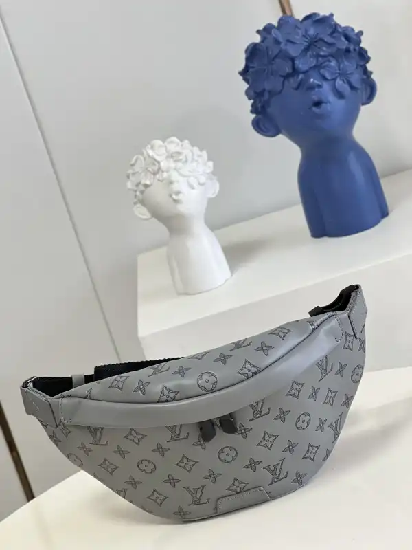 Rep LOUIS VUITTON DISCOVERY BUMBAG