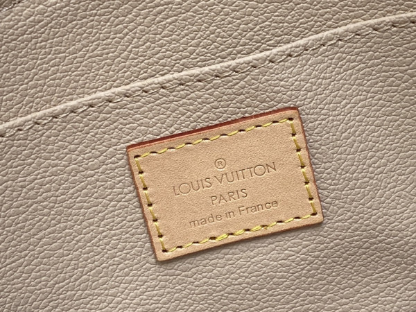 HOT SALE Louis Vuitton Pochette Cosmétique PM