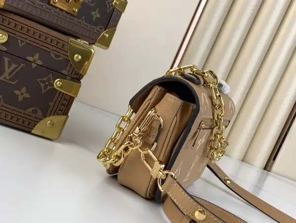 LOUIS VUITTON POCHETTE METIS EAST WEST