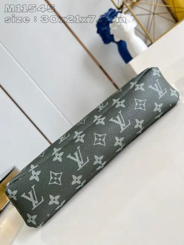 LOUIS VUITTON POCHETTE VOYAGE SOUPLE-30*21*7.5CM