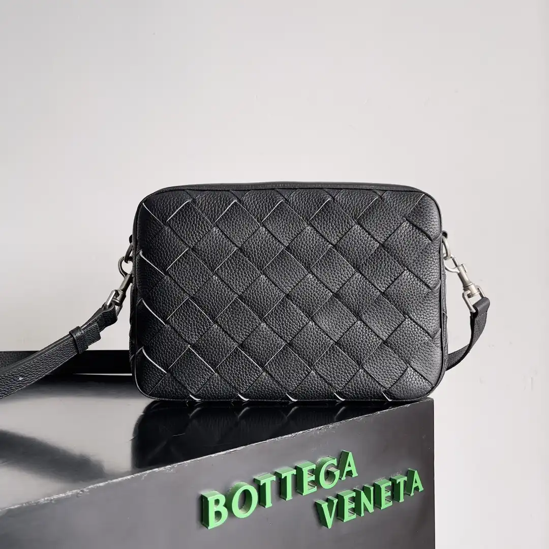 Frstbag ru BOTTEGA VENETA Medium Intrecciato Camera Bag