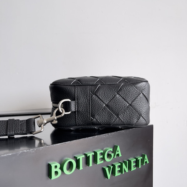 HOT SALE BOTTEGA VENETA Medium Intrecciato Camera Bag