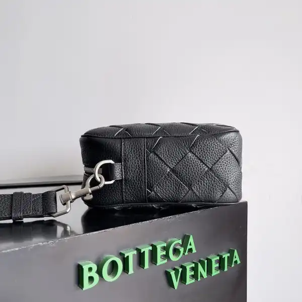 BOTTEGA VENETA Medium Intrecciato Camera Bag