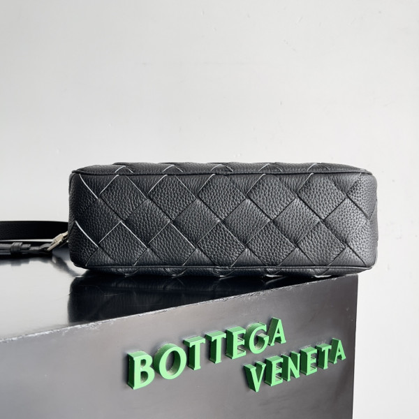 HOT SALE BOTTEGA VENETA Medium Intrecciato Camera Bag