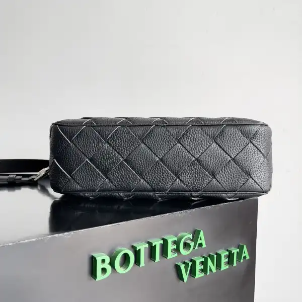 Frstbag ru BOTTEGA VENETA Medium Intrecciato Camera Bag