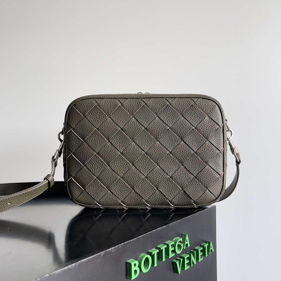 HOT SALE BOTTEGA VENETA Medium Intrecciato Camera Bag