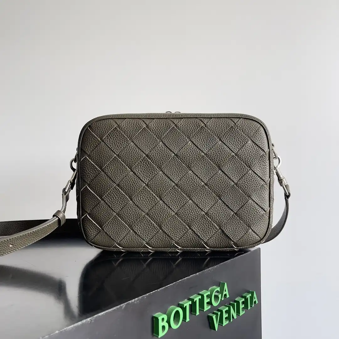 BOTTEGA VENETA Medium Intrecciato Camera Bag