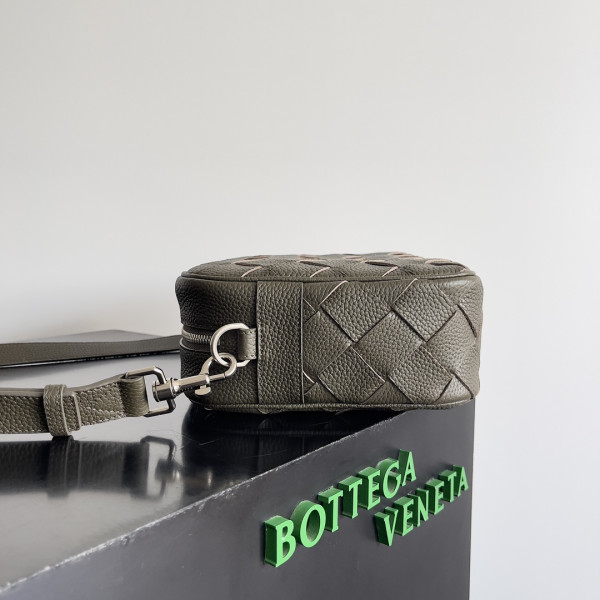 HOT SALE BOTTEGA VENETA Medium Intrecciato Camera Bag