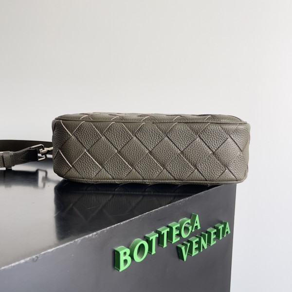 HOT SALE BOTTEGA VENETA Medium Intrecciato Camera Bag