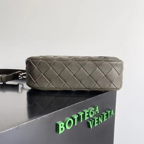 Bagsoffer yupoo BOTTEGA VENETA Medium Intrecciato Camera Bag