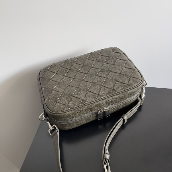 HOT SALE BOTTEGA VENETA Medium Intrecciato Camera Bag