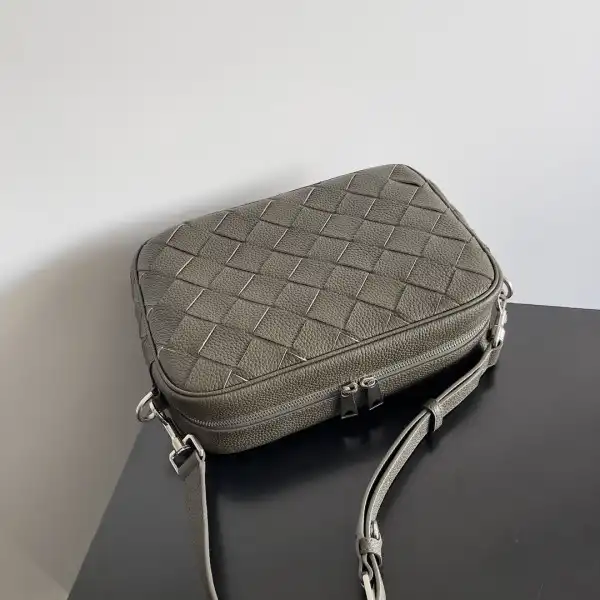 Bagsoffer yupoo BOTTEGA VENETA Medium Intrecciato Camera Bag