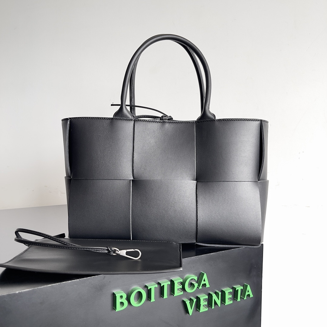 HOT SALE BOTTEGA VENETA Small Arco Tote Bag