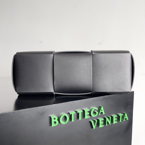 HOT SALE BOTTEGA VENETA Small Arco Tote Bag