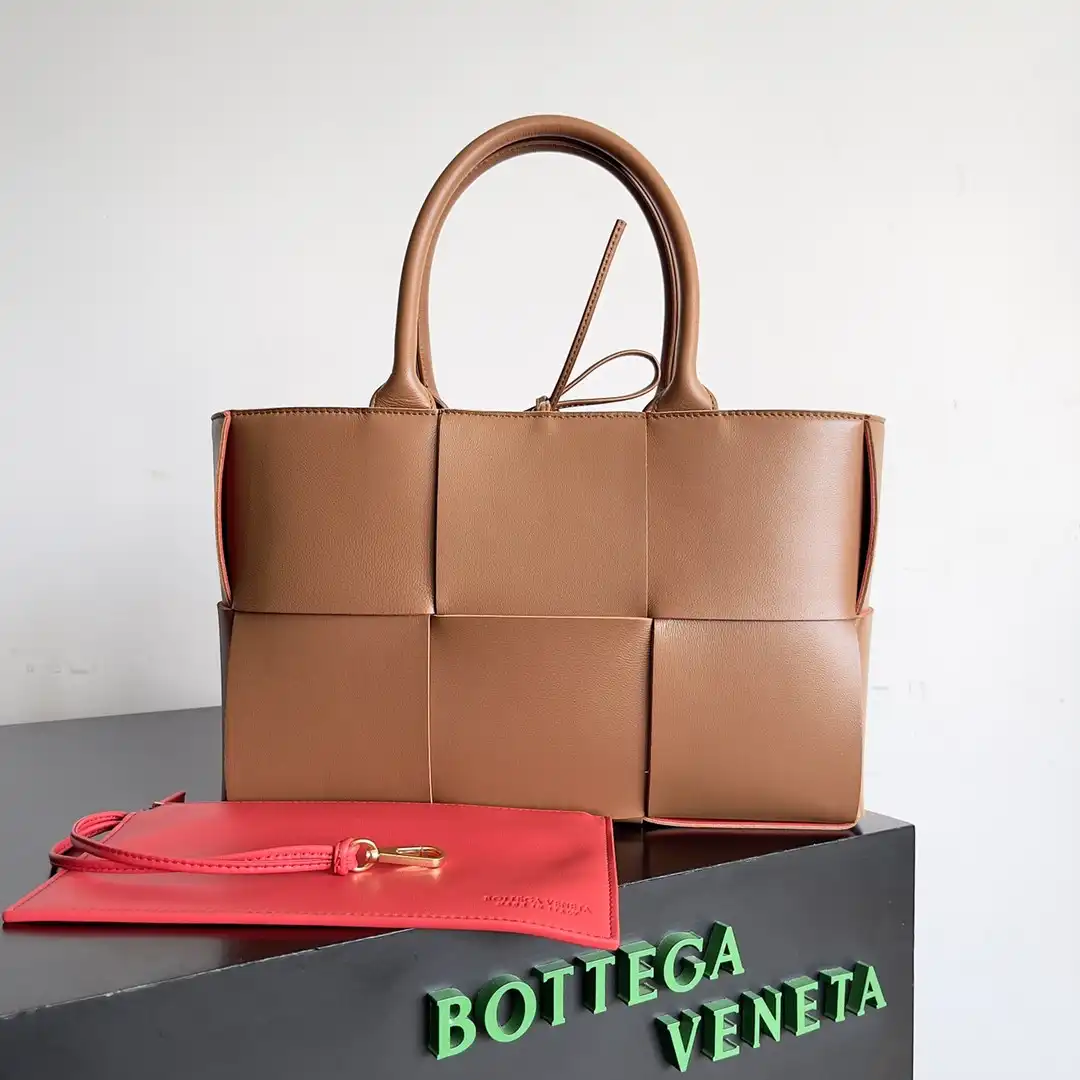 BOTTEGA VENETA Small Arco Tote Bag