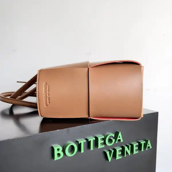 Frstbag ru BOTTEGA VENETA Small Arco Tote Bag