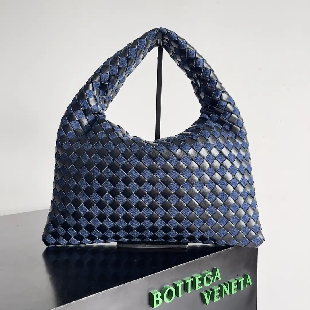 BOTTEGA VENETA medium Hop