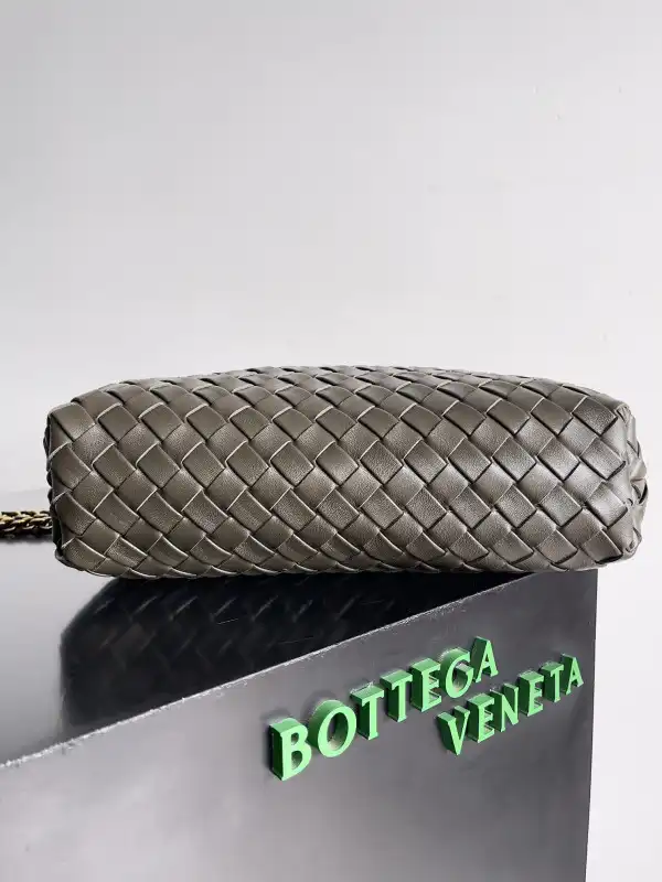 Firstbag Ru BOTTEGA VENETA Teen Lauren 1980 With Chain