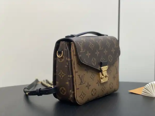 First bag ru LOUIS VUITTON Pochette Métis Backpack