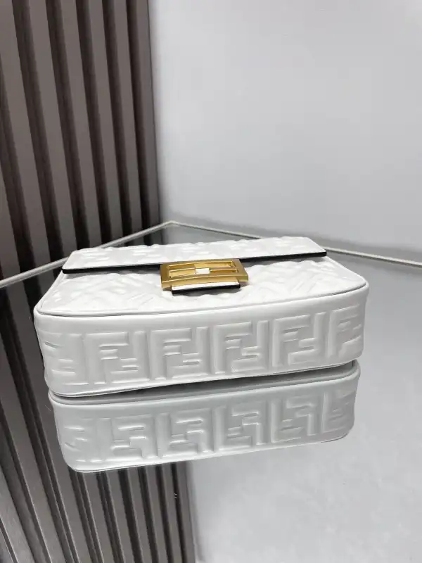 First bag ru FENDI BAGUETTE 397B98-24x14x7cm