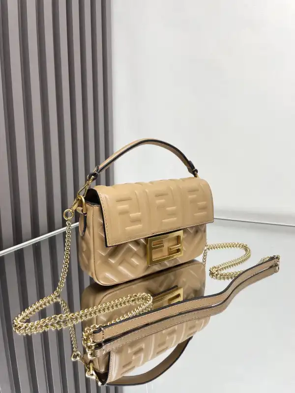 First bag ru FENDI BAGUETTE-19*10*4cm