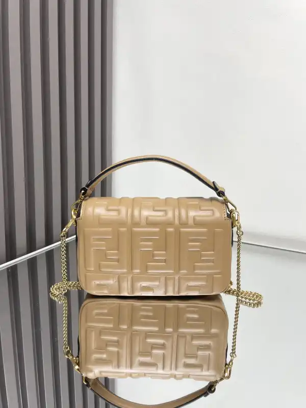 First bag ru FENDI BAGUETTE-19*10*4cm