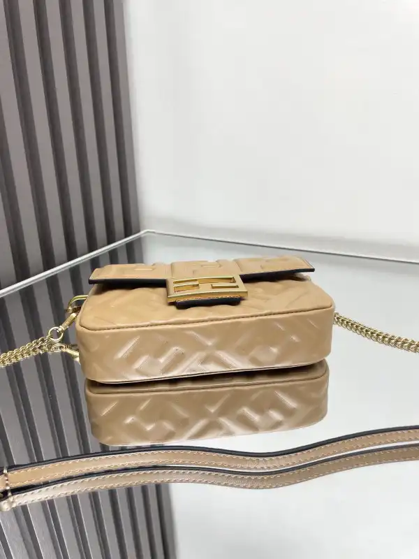 FENDI BAGUETTE-19*10*4cm