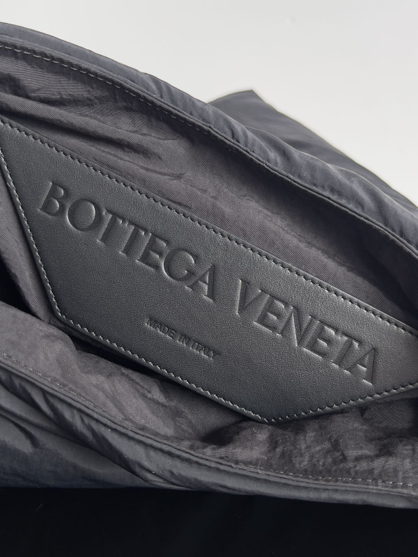 HOT SALE BOTTEGA VENETA Large Crossroad Hobo