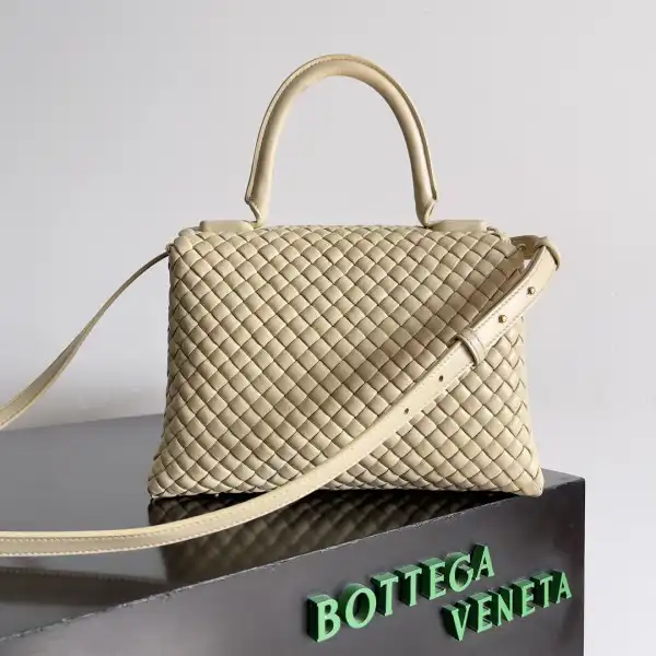 Frstbag ru BOTTEGA VENETA Patti Top Handle Bag