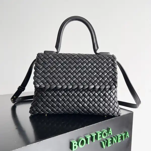 Frstbag ru BOTTEGA VENETA Patti Top Handle Bag