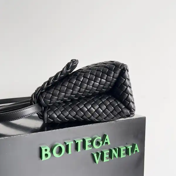 Yupoo bagsoffer BOTTEGA VENETA Patti Top Handle Bag