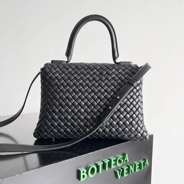 Yupoo bagsoffer BOTTEGA VENETA Patti Top Handle Bag