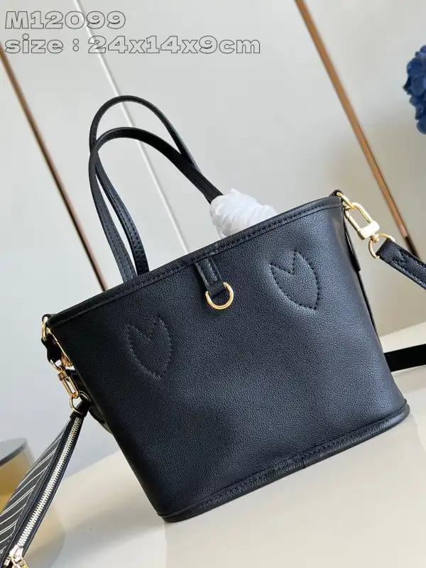 First bag ru LOUIS VUITTON Neverfull Bandoulière Inside Out BB