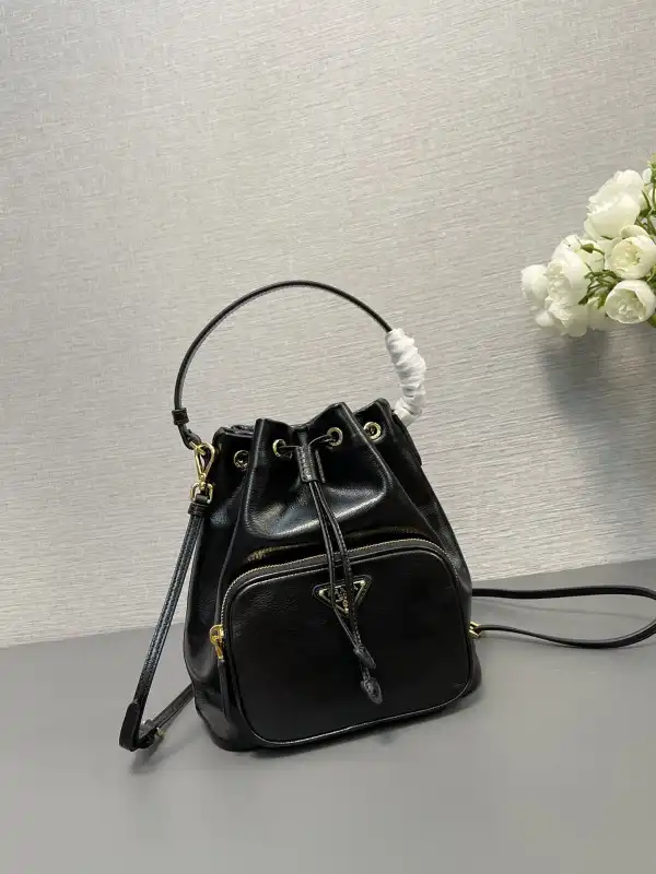 Yupoo bagsoffer Prada Duet naplak patent leather bucket bag