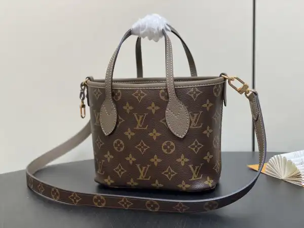 First bag ru LOUIS VUITTON Neverfull Bandoulière Inside Out BB