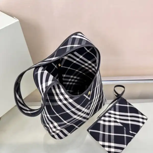 Bagsoffer BURBERRY Small Check Shoulder Bag