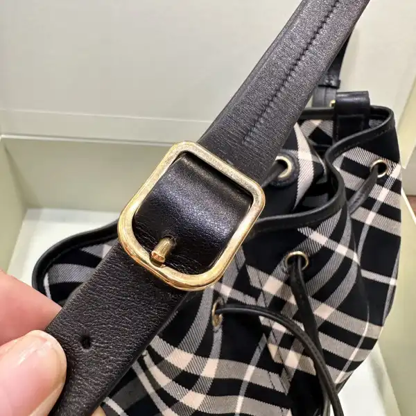 Firstbag Ru Burberry Medium Check Drawstring Pouch​