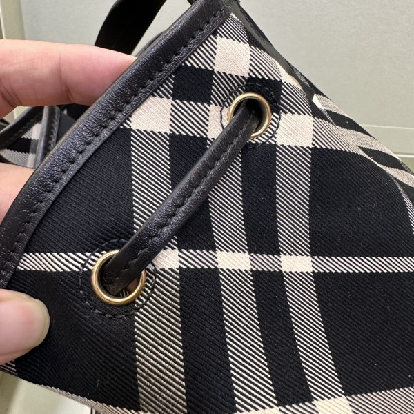 HOT SALE Burberry Medium Check Drawstring Pouch​