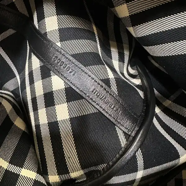 Bagsoffer Burberry Medium Check Drawstring Pouch​